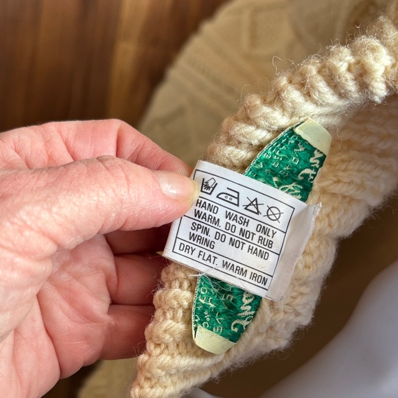 Elegant 100% Wool Cream Cable Knit Sweater - Picture 4 of 8